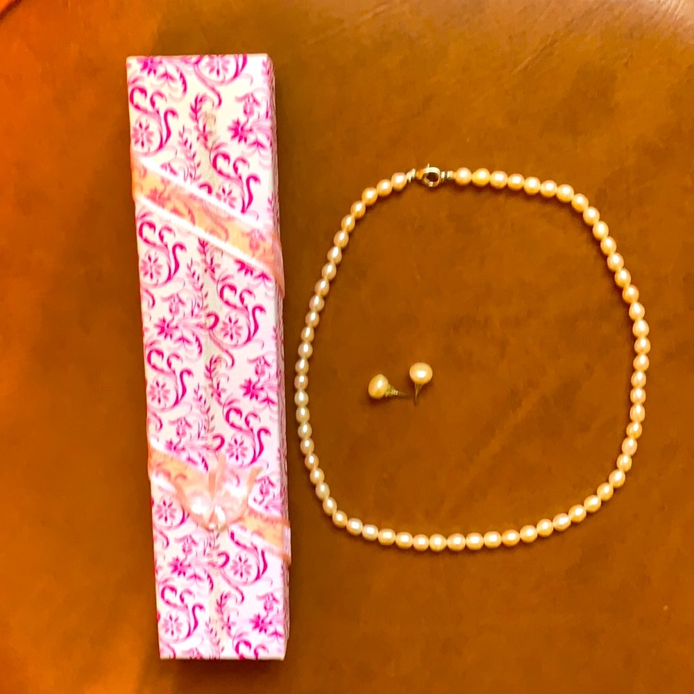 Pearls necklace and earrings